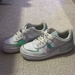 Nike Air Force 1 Low Sneakers - White and Green
